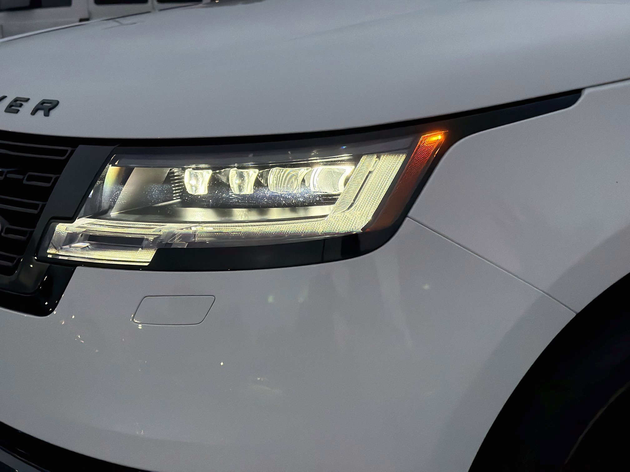New 2027 Fuji White LAND ROVER  image 9