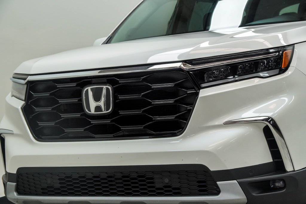 Used 2025 White Honda Touring image 2