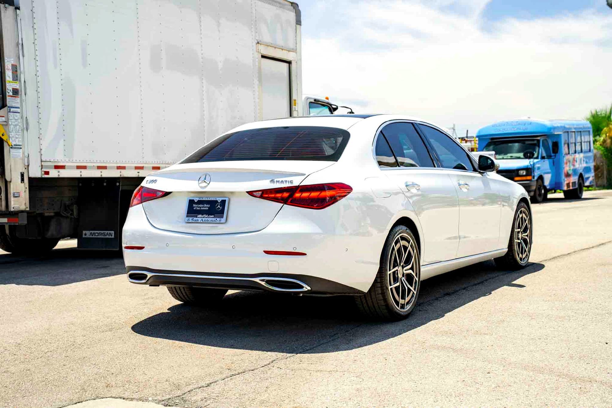 New 2026 MANUFAKTUR Moonlight White Metallic Mercedes-Benz C 300 image 27