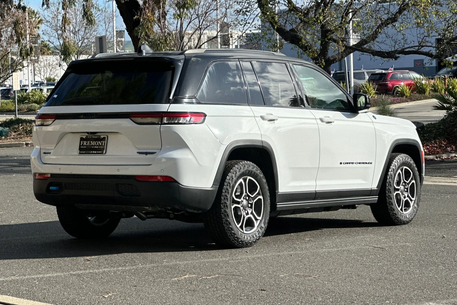 New 2023 Bright White Clear-Coat Exterior Paint Jeep Trailhawk 4xe image 3