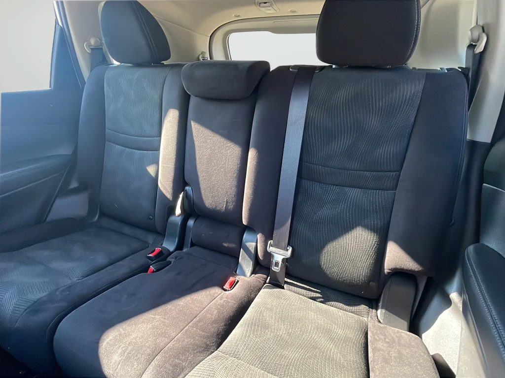 Used 2015 Silver Nissan SV image 41