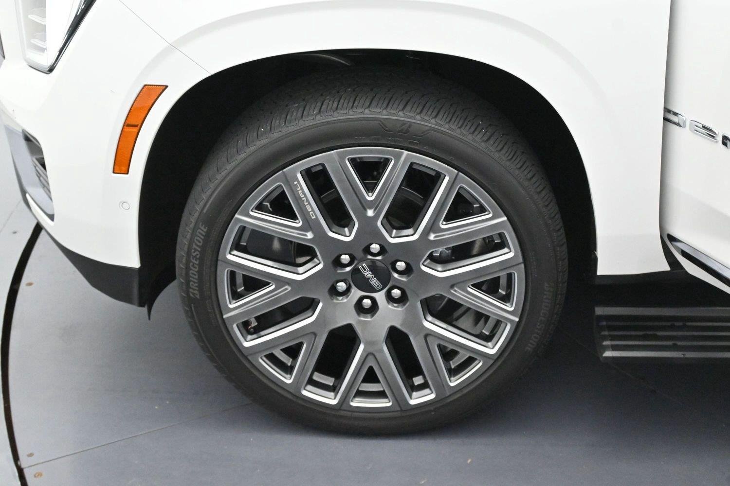Used 2025 White Frost Tricoat GMC Denali Ultimate image 36