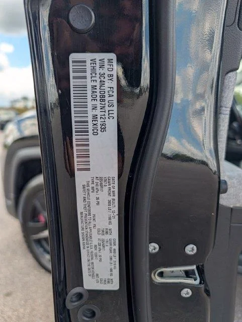 Used 2022  Jeep Latitude image 30