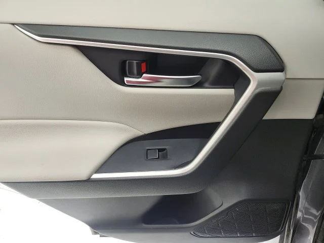 Used 2021 Gray Toyota XLE Premium image 9