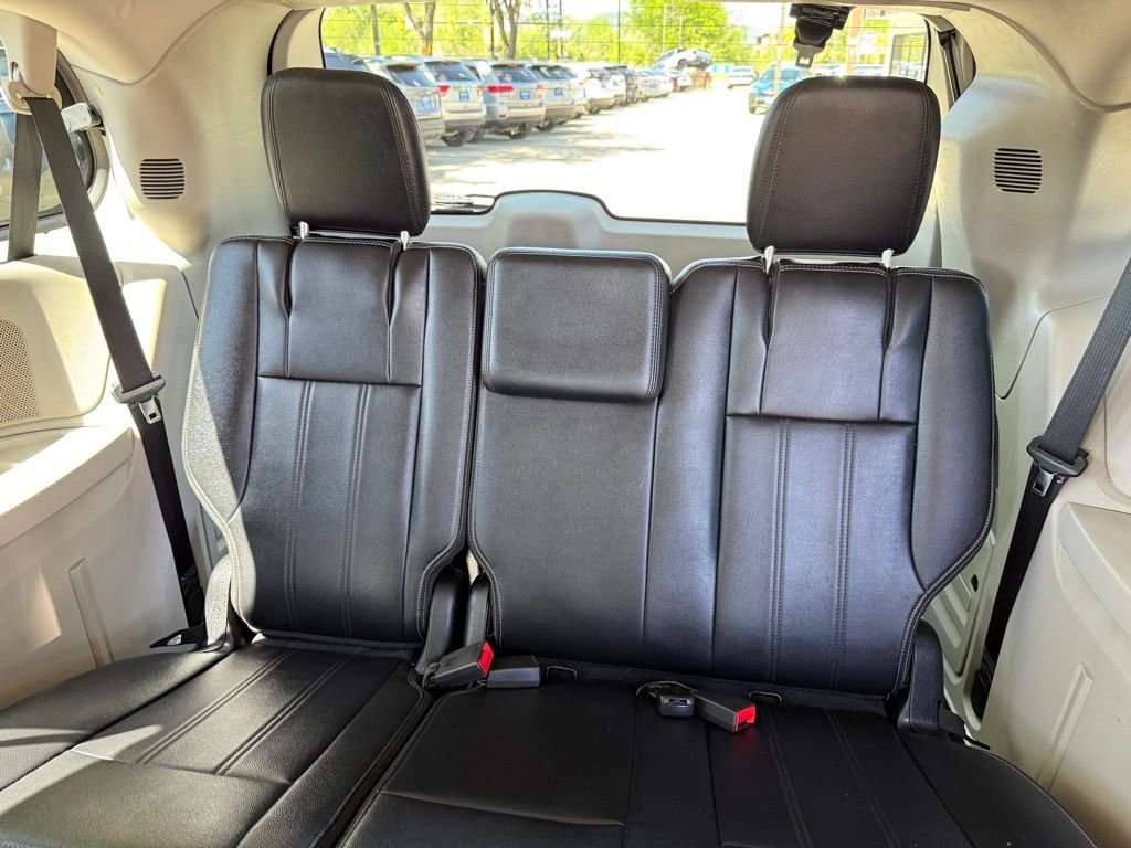 Used 2014 Brilliant Black Crystal Pearlcoat Chrysler Touring image 13