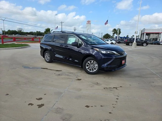 2026 Toyota Sienna LE 8-Passenger Hybrid FWD's photo