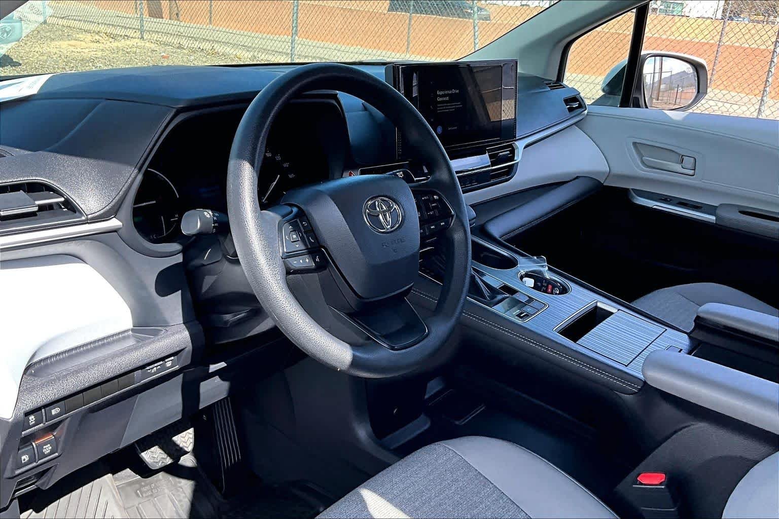 2025 Toyota Sienna LE - Photo 15