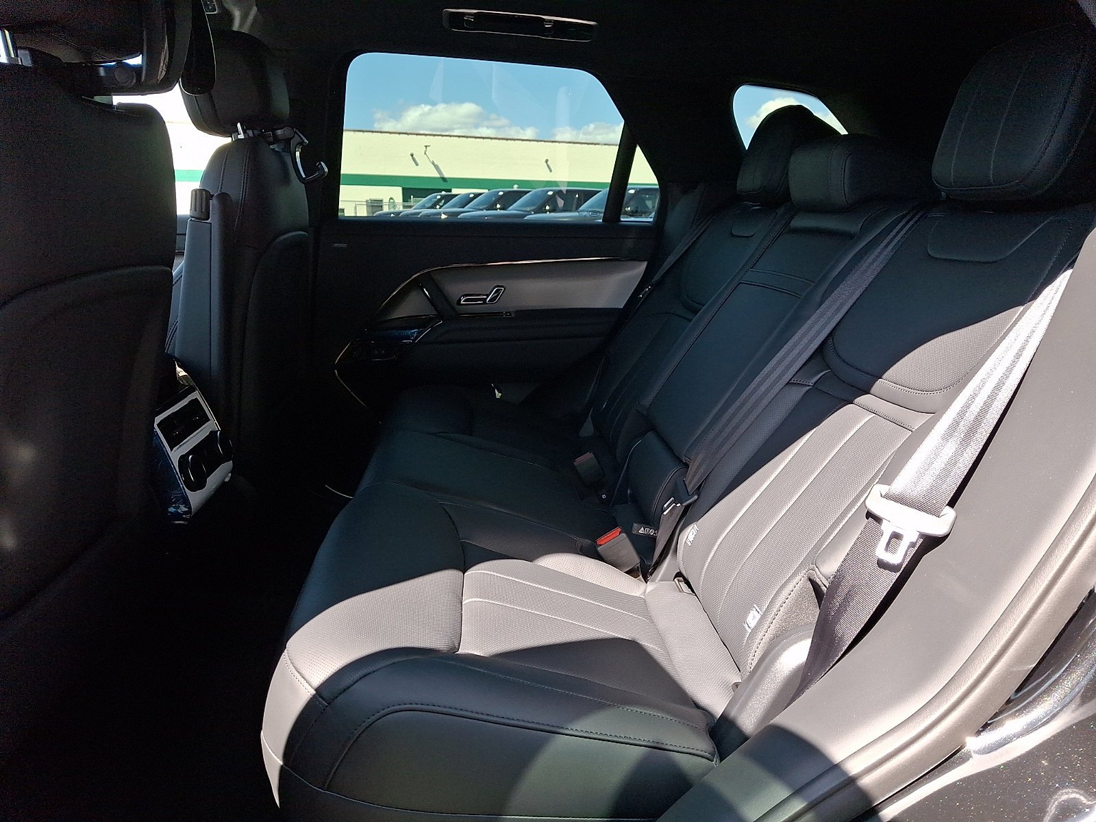 New 2027 Santorini Black Land Rover SE image 5