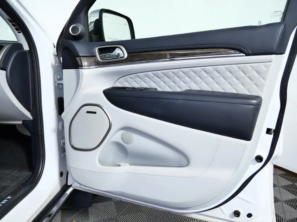 Used 2017 White Jeep Summit image 9