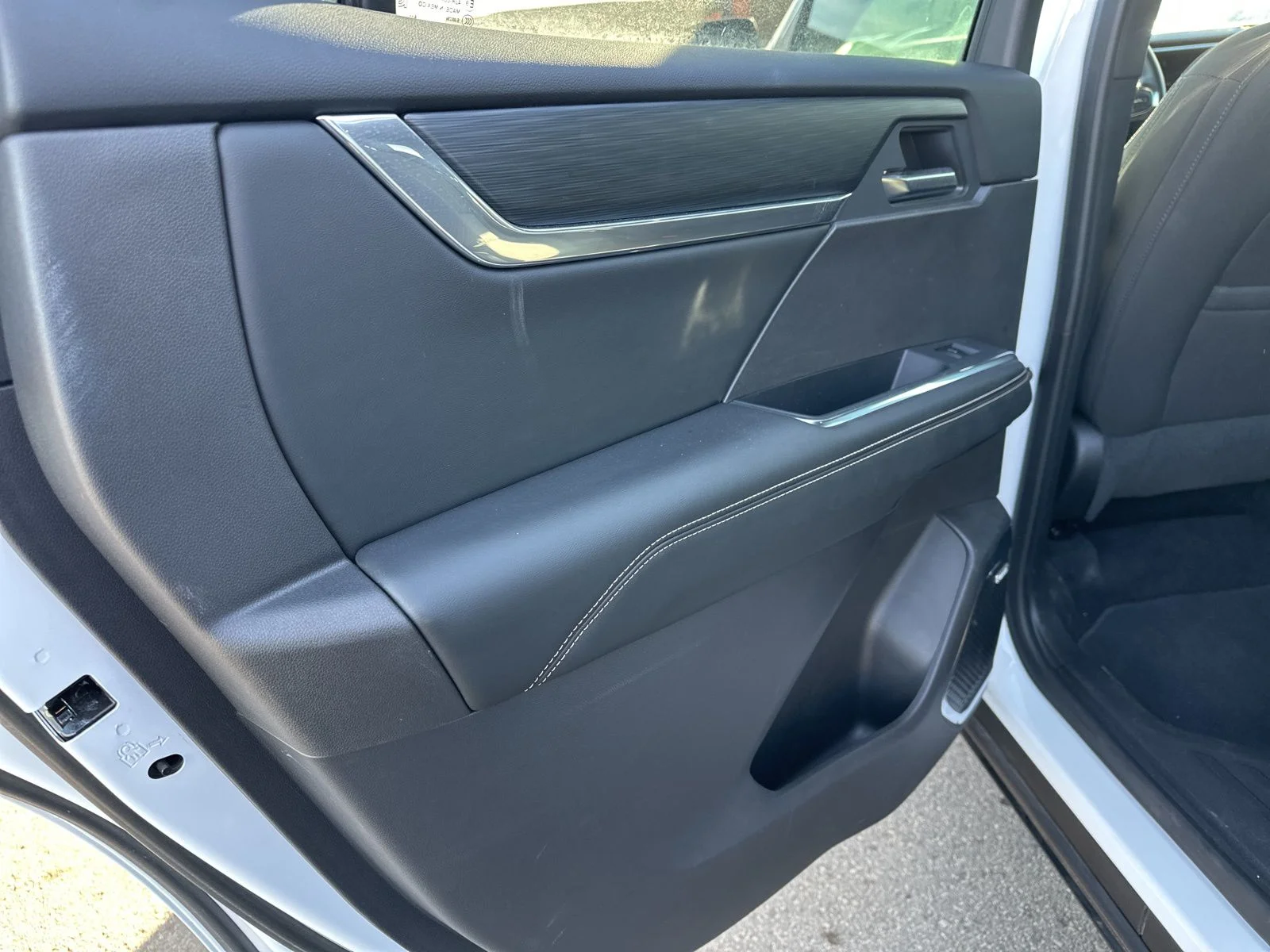 Used 2025 White GMC Elevation image 14