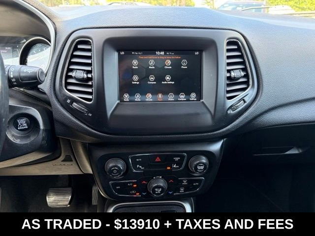 Used 2020 Silver Jeep Latitude image 22
