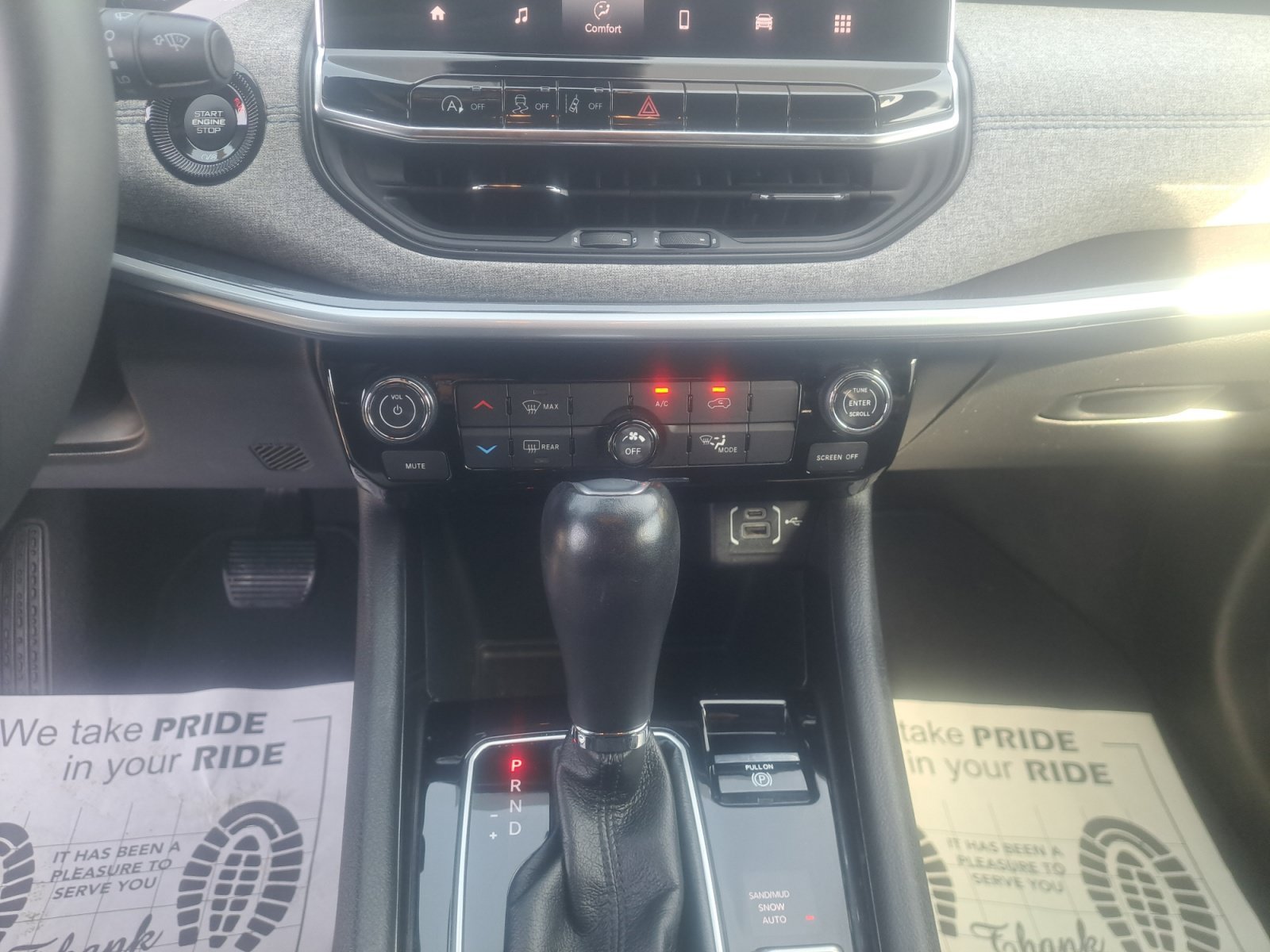 Used 2024 Bright White Clearcoat Jeep Latitude image 20