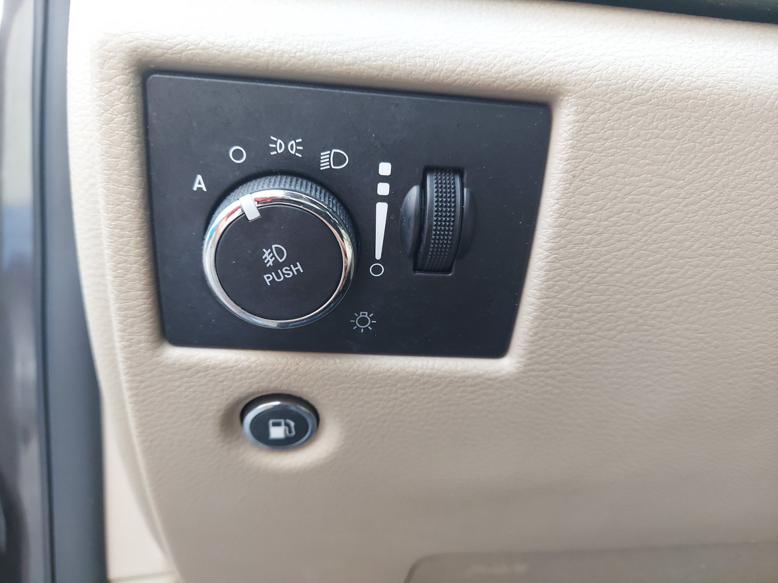 Used 2019 Granite Crystal Metallic Clearcoat Jeep Laredo E image 25