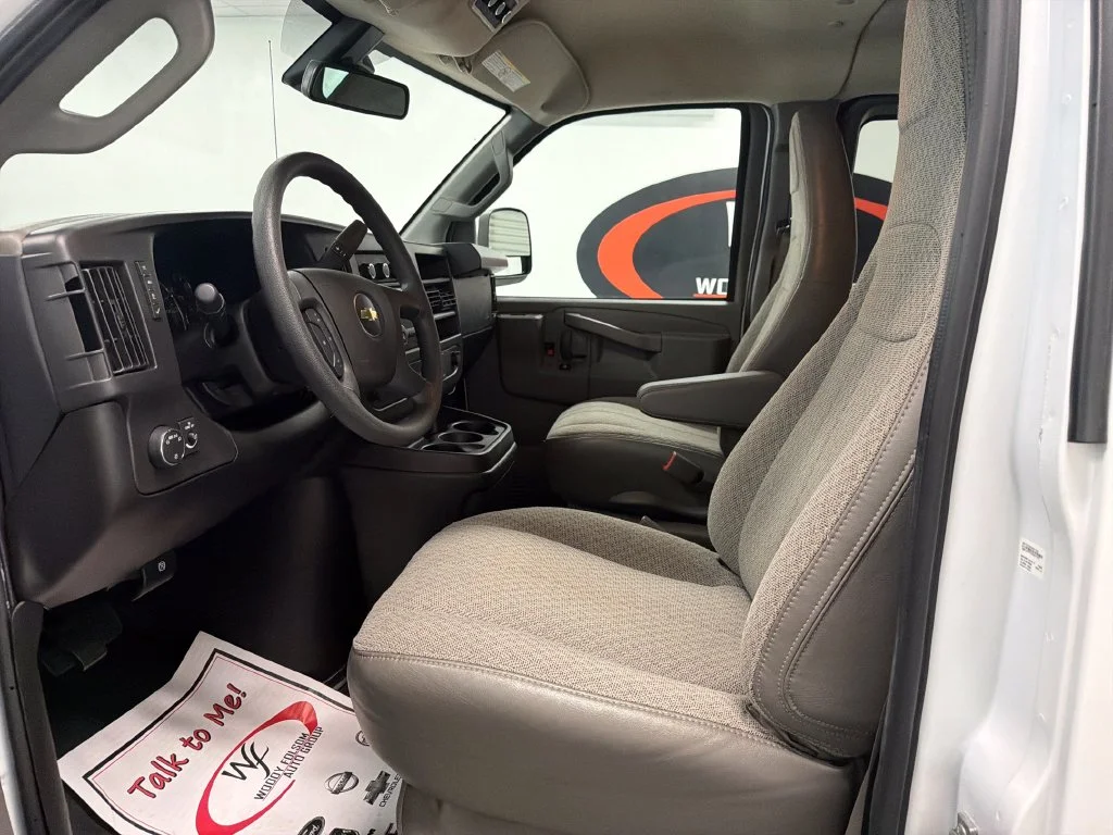 Used 2025 White Chevrolet LT image 9