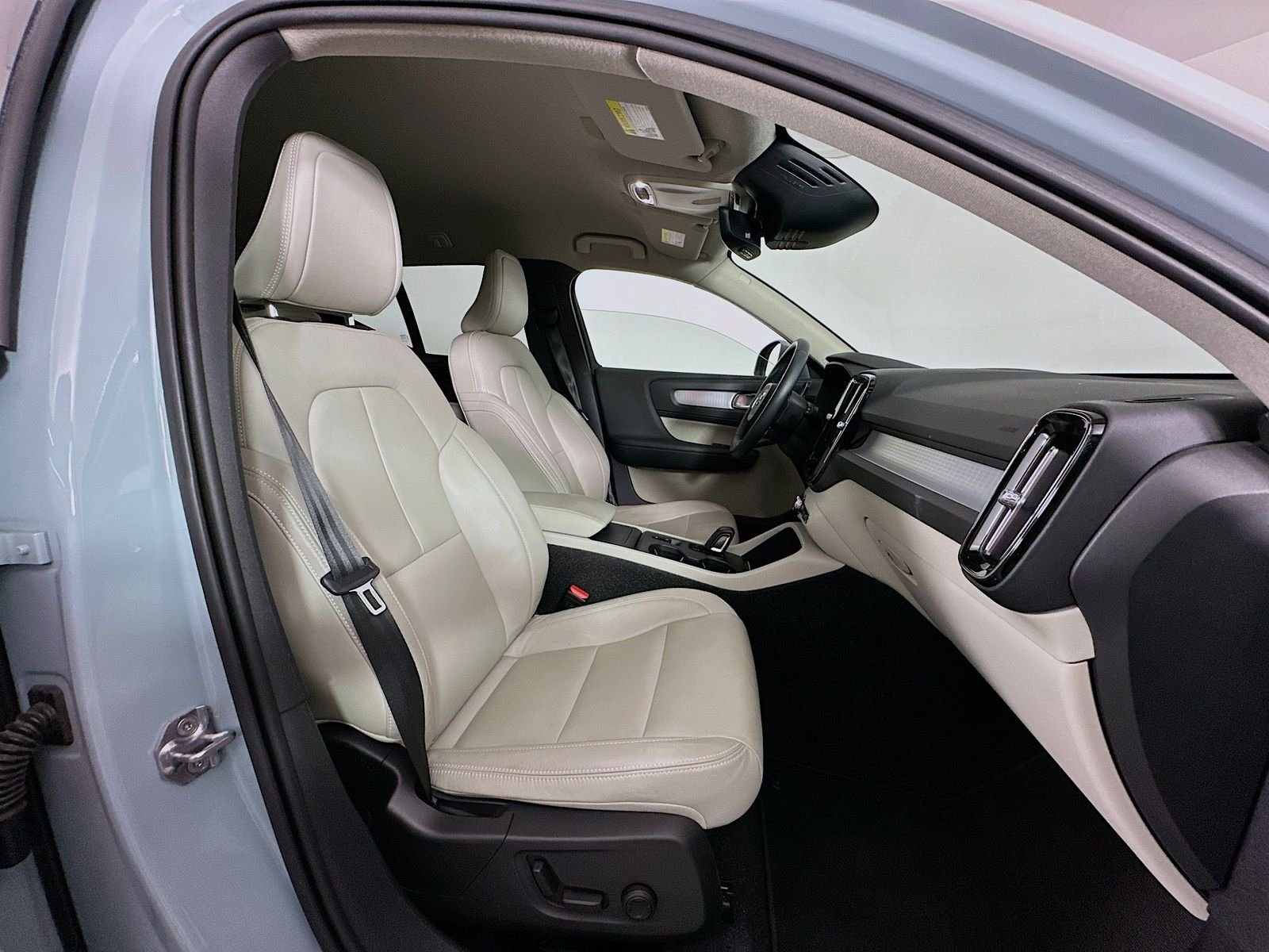 Used 2019 Amazon Blue Volvo Momentum image 27