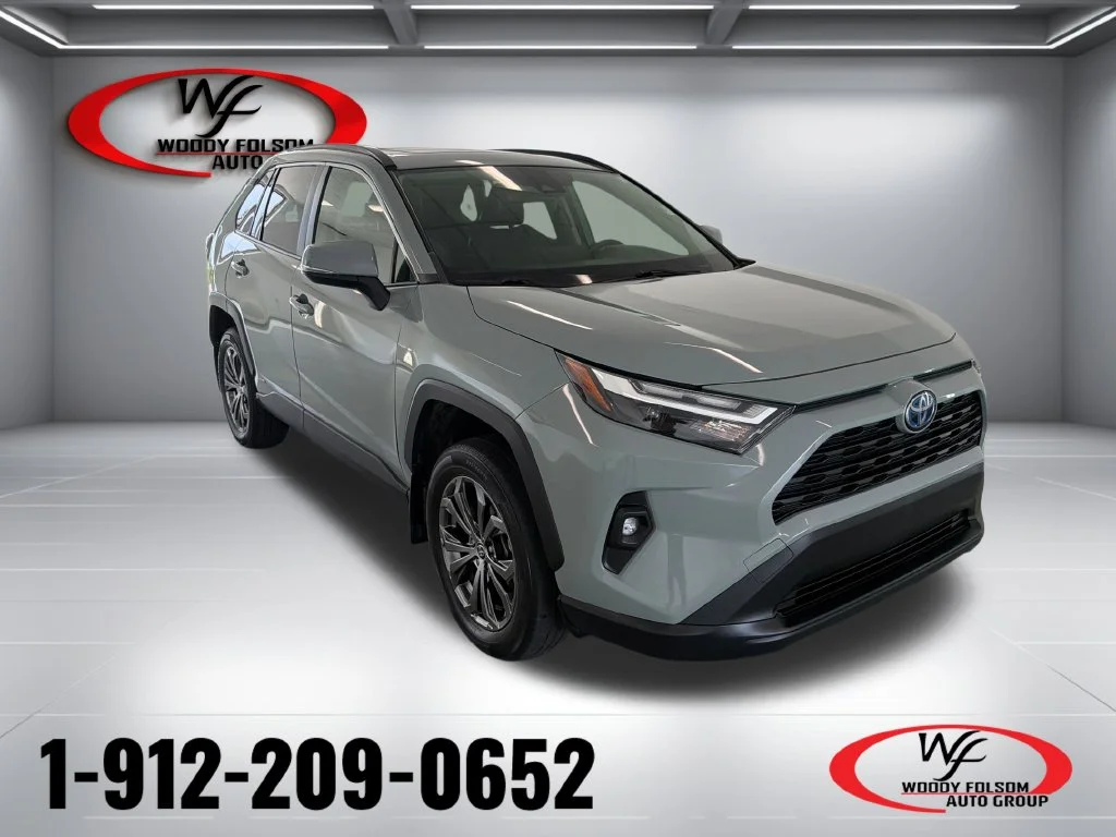 Used 2022  Toyota XLE Premium image 1