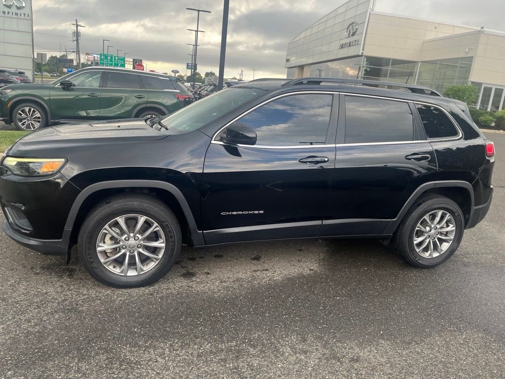 Used 2022 Diamond Black Crystal Pearlcoat Jeep Latitude Lux image 1