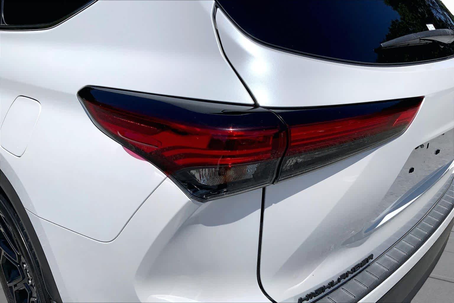 Used 2022 Wind Chill Pearl Toyota LE image 28