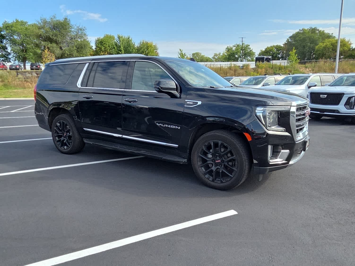 Used 2022 GMC Yukon XL SLT with VIN 1GKS2GKD3NR168041 for sale in Vadnais Heights, Minnesota