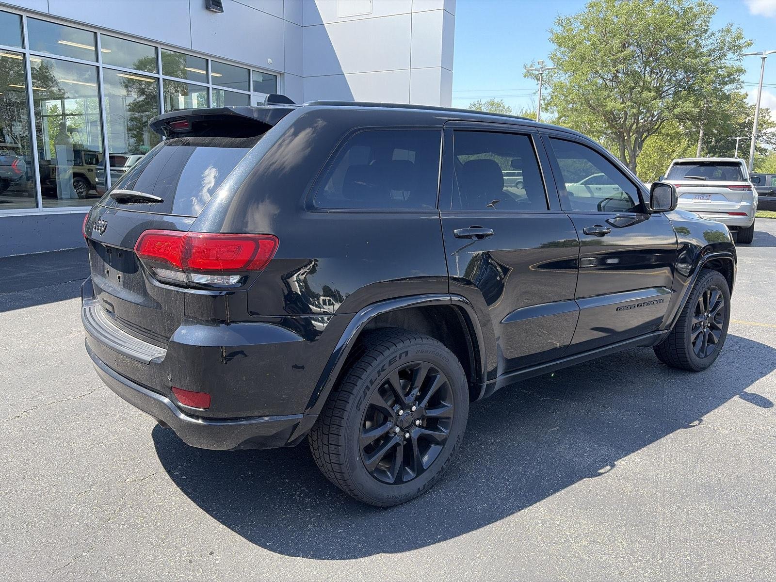 Used 2020 Diamond Black Crystal Pearlcoat Jeep Altitude image 7