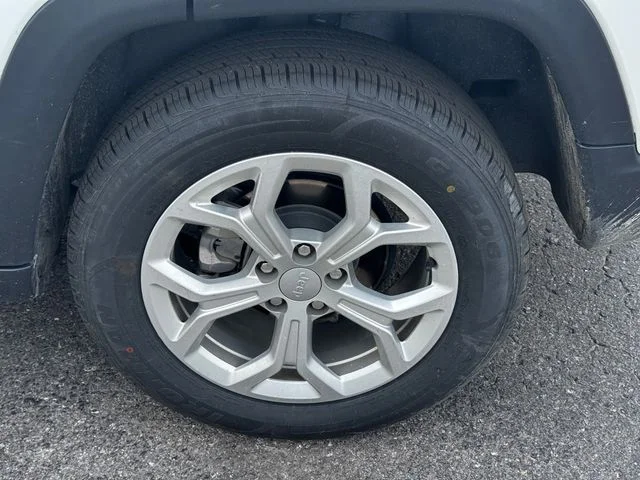 Certified Used 2024 White Jeep Latitude image 11