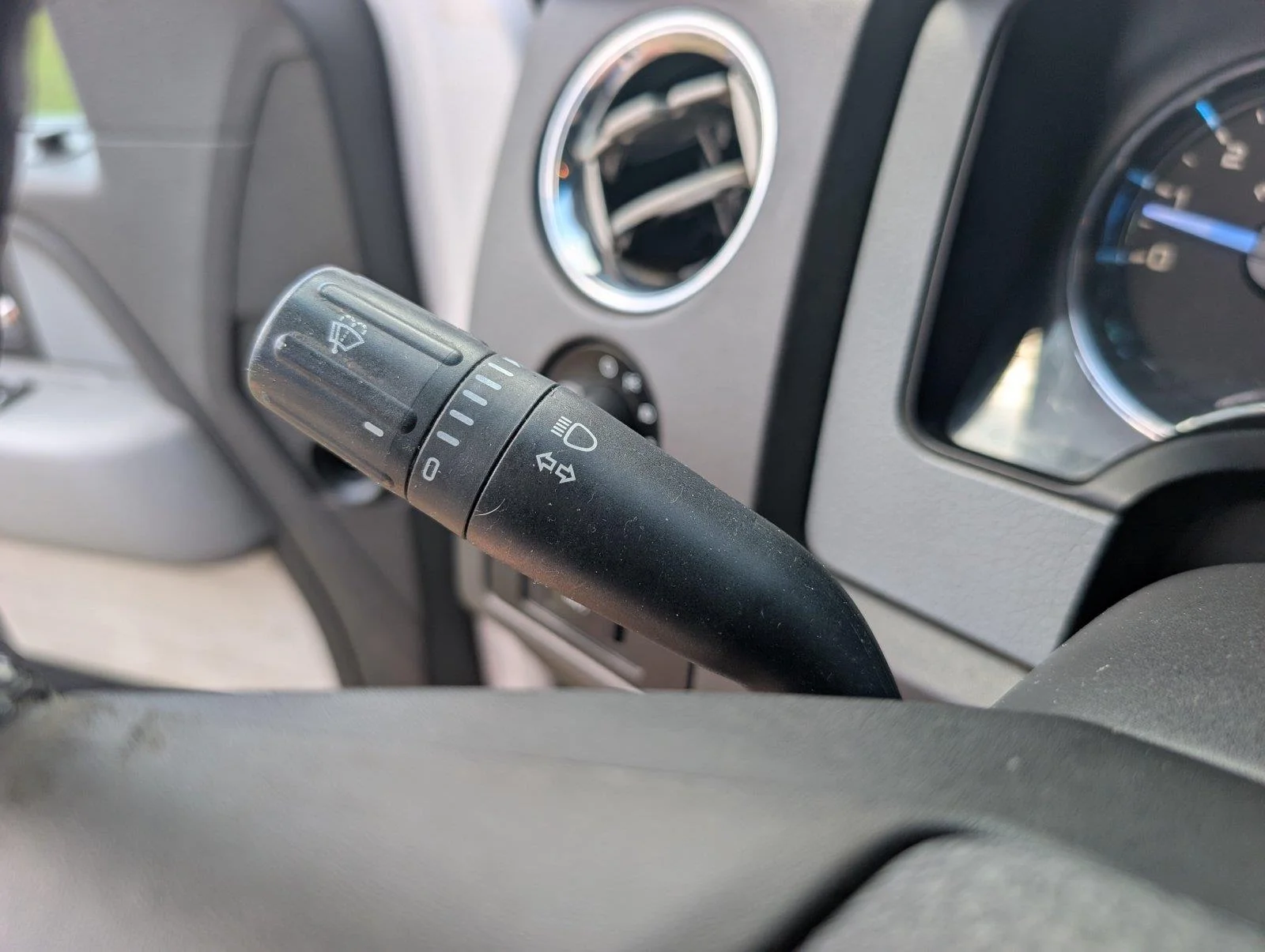 Used 2013 Oxford White/Ingot Silver Metallic Ford XLT image 26