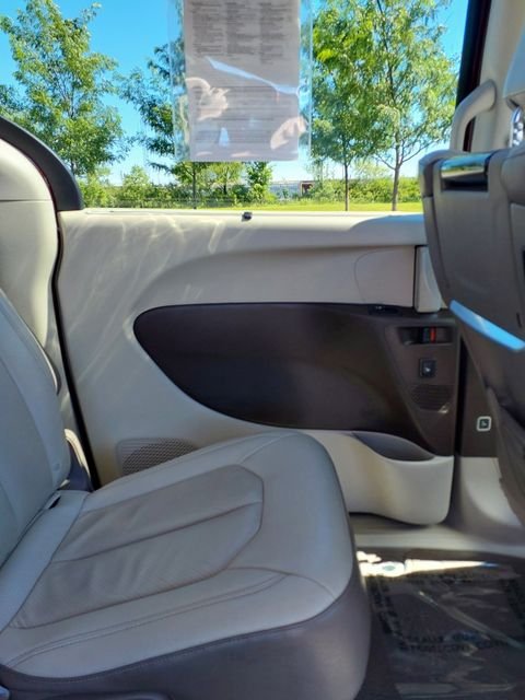 Used 2019 Velvet Chrysler Touring L Plus image 20