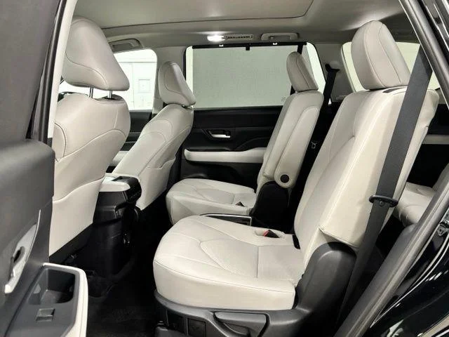 Used 2025 MIDNIGHT BLACK METALLIC Toyota  image 19