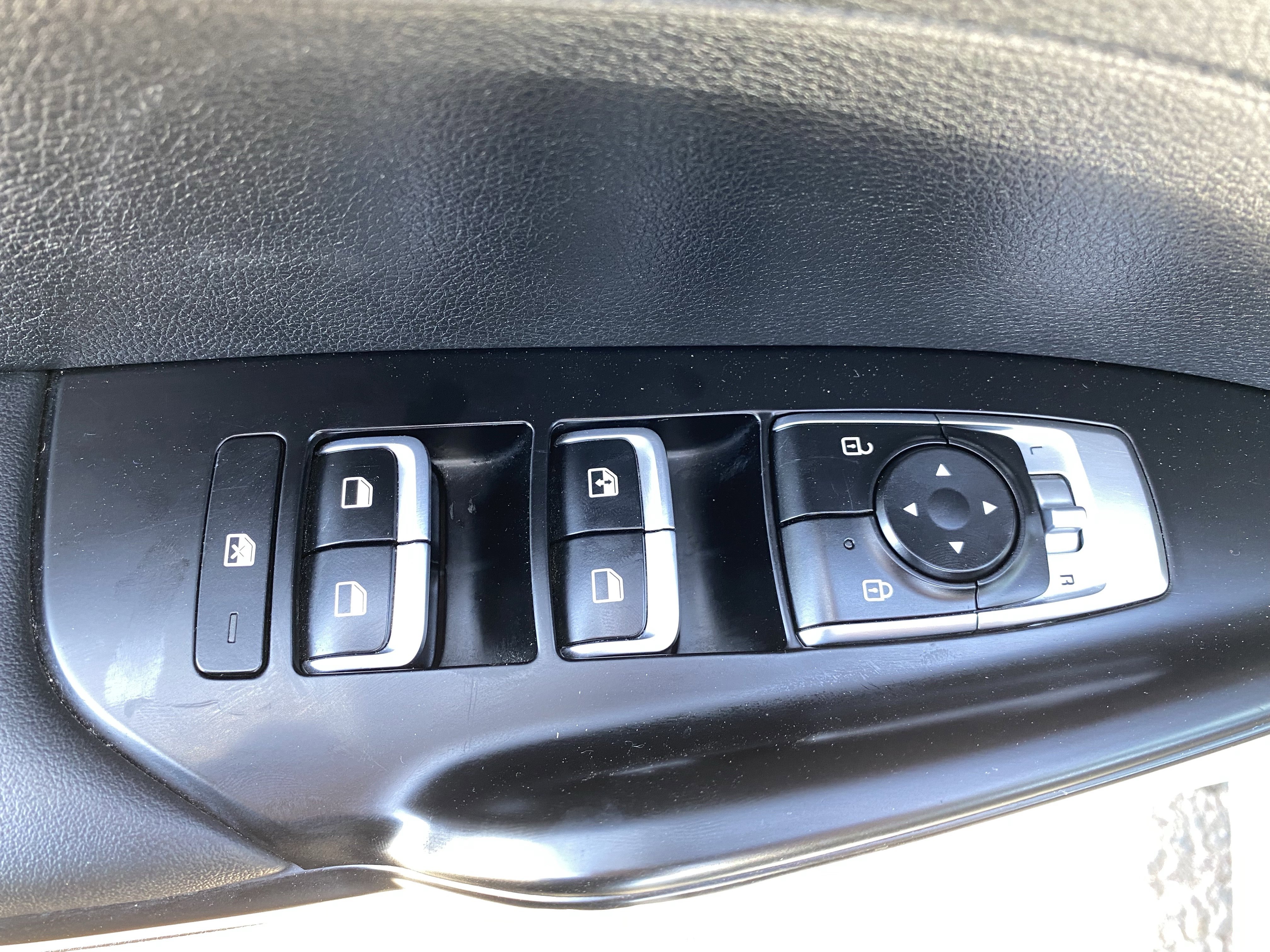 Used 2023 Everlasting Silver Kia LXS image 18
