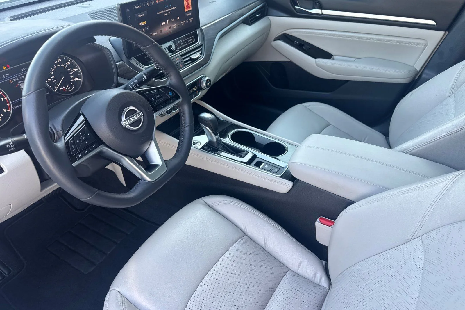 Used 2023 White Nissan 2.5 SL image 12