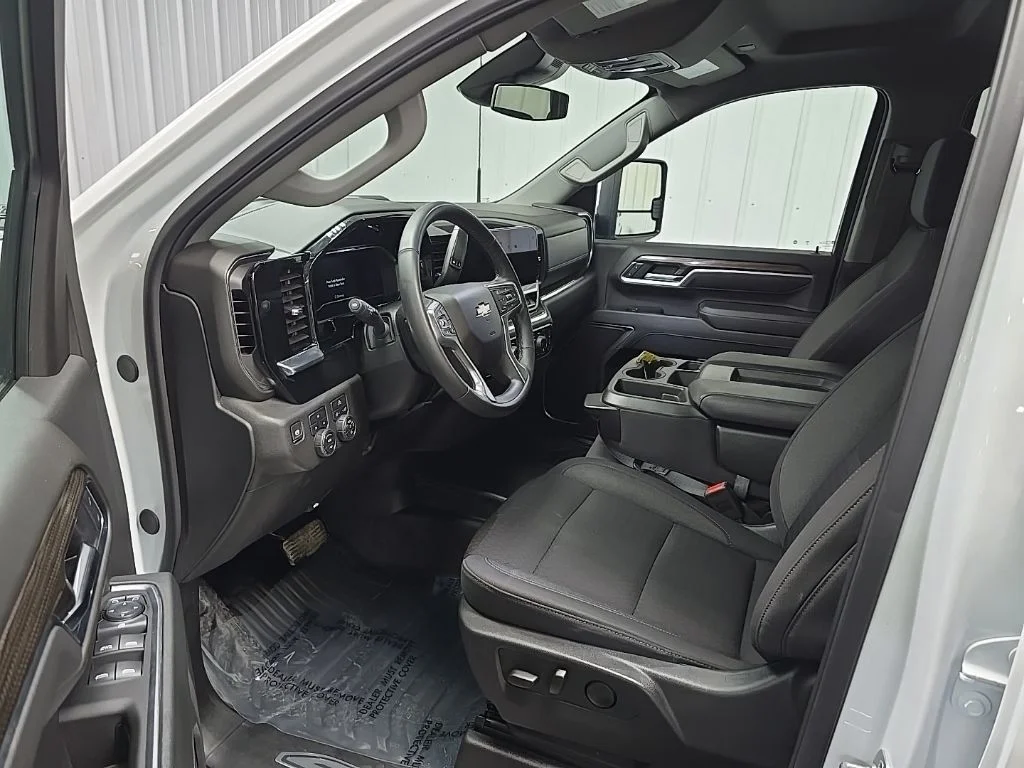 Used 2025 White Chevrolet LT image 28