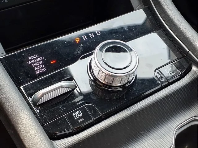 Used 2024  Jeep Y image 11
