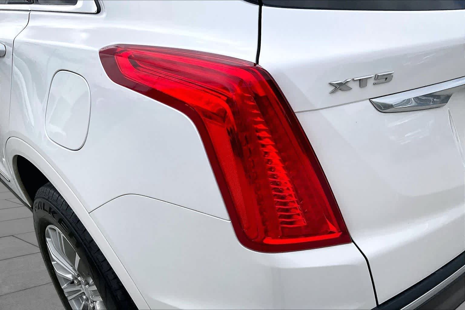 Used 2018 Crystal White Tricoat Cadillac Luxury FWD image 29