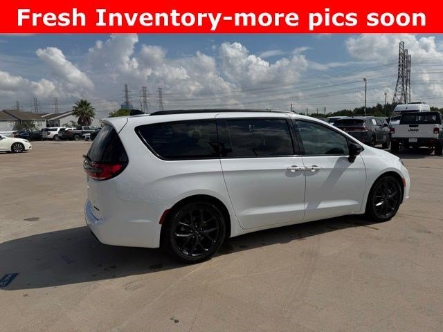 Used 2025 Bright White Clearcoat Chrysler Limited image 3