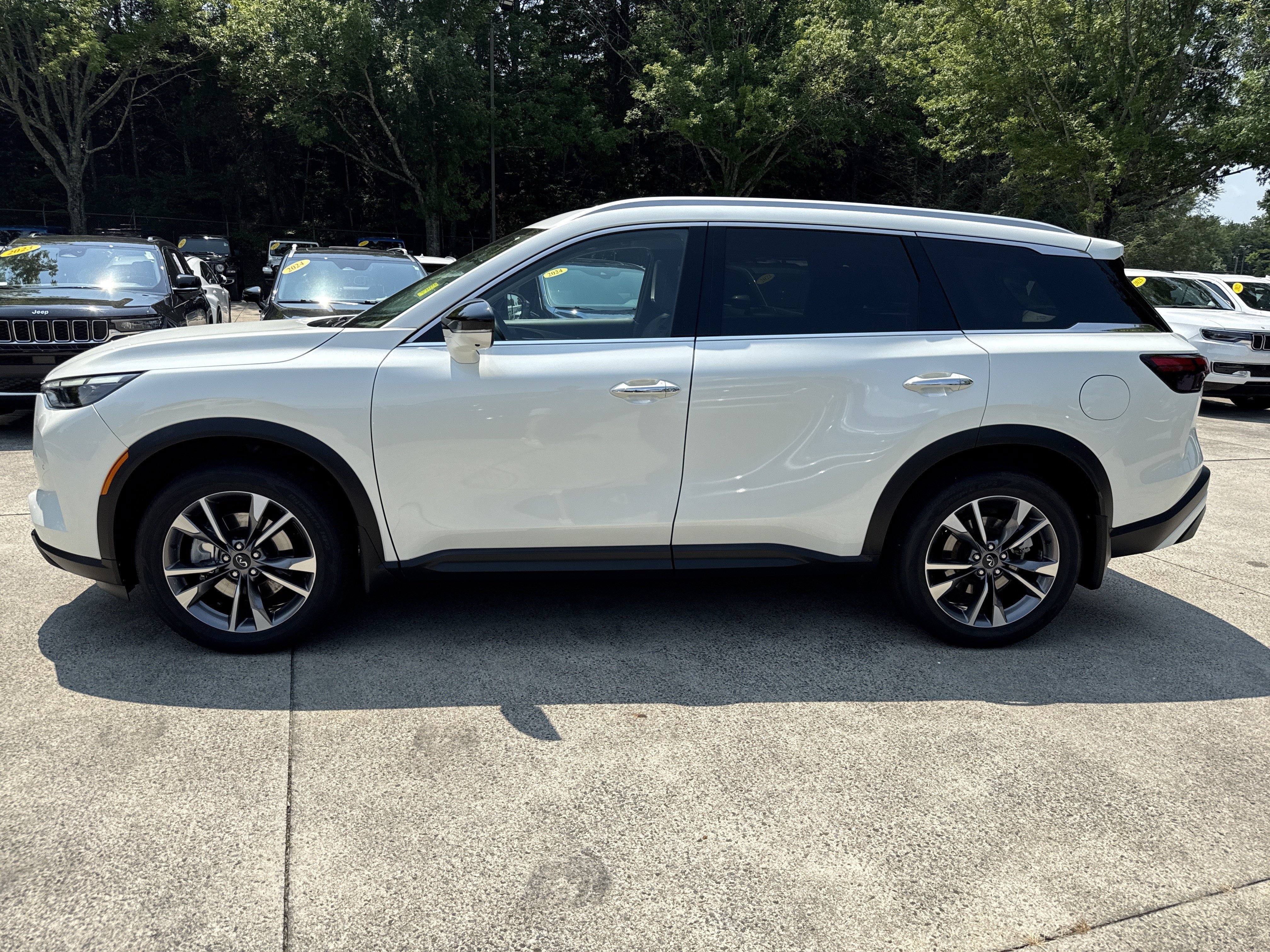 Used 2023 Majestic White INFINITI LUXE image 4