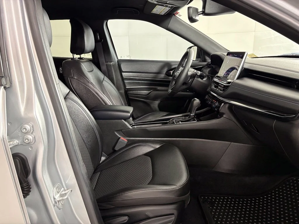 Used 2025 Silver Jeep Latitude image 42