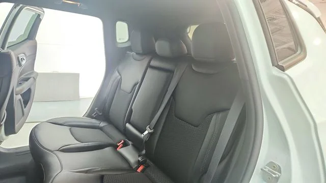 New 2026 Bright White Clear-Coat Exterior Paint Jeep Latitude image 21