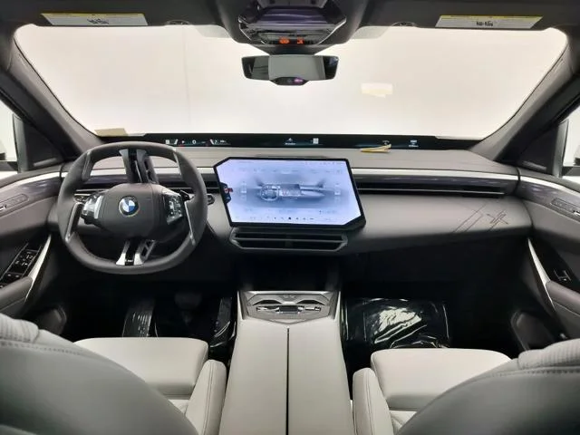 New 2027 Alpine White BMW  image 11