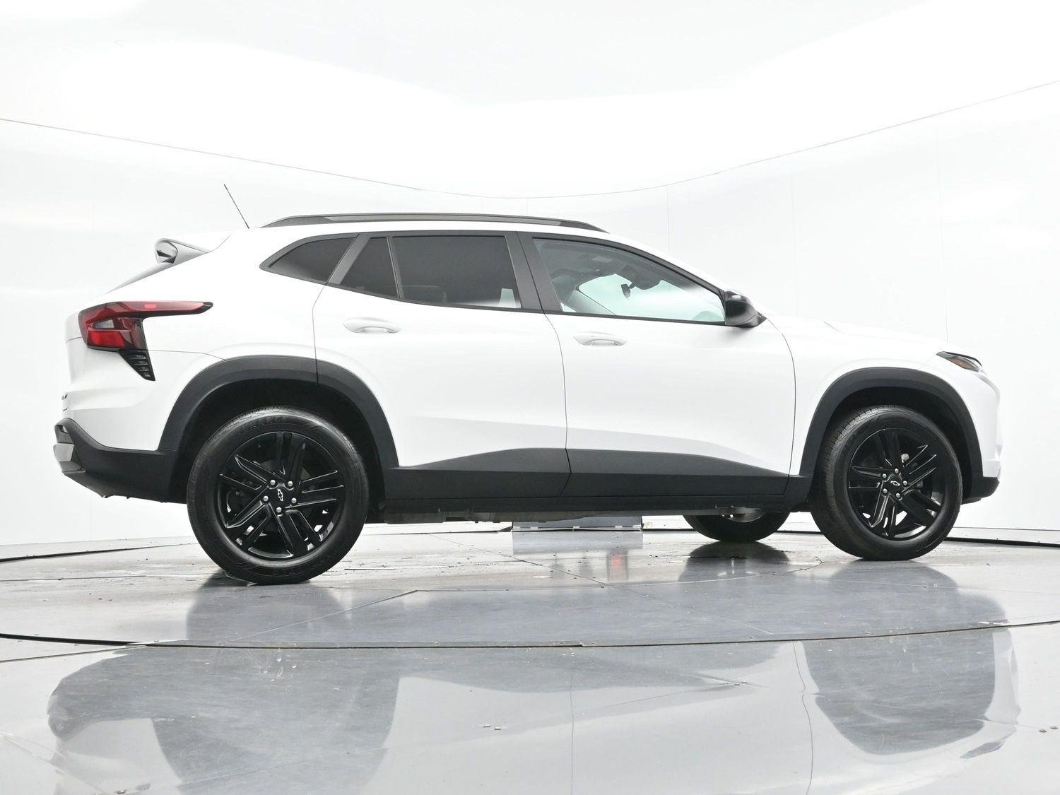 Used 2025 Summit White Chevrolet ACTIV image 49