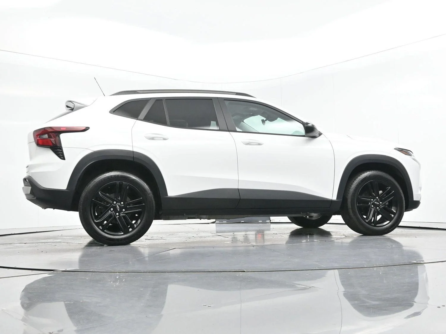 Used 2025 Summit White Chevrolet ACTIV image 49