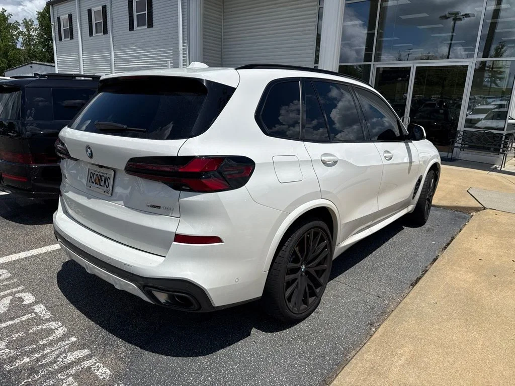 Used 2026 White BMW sDrive40i image 3