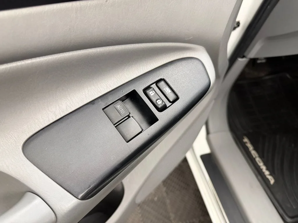 Used 2014 Super White Toyota Base V6 (A5) image 11
