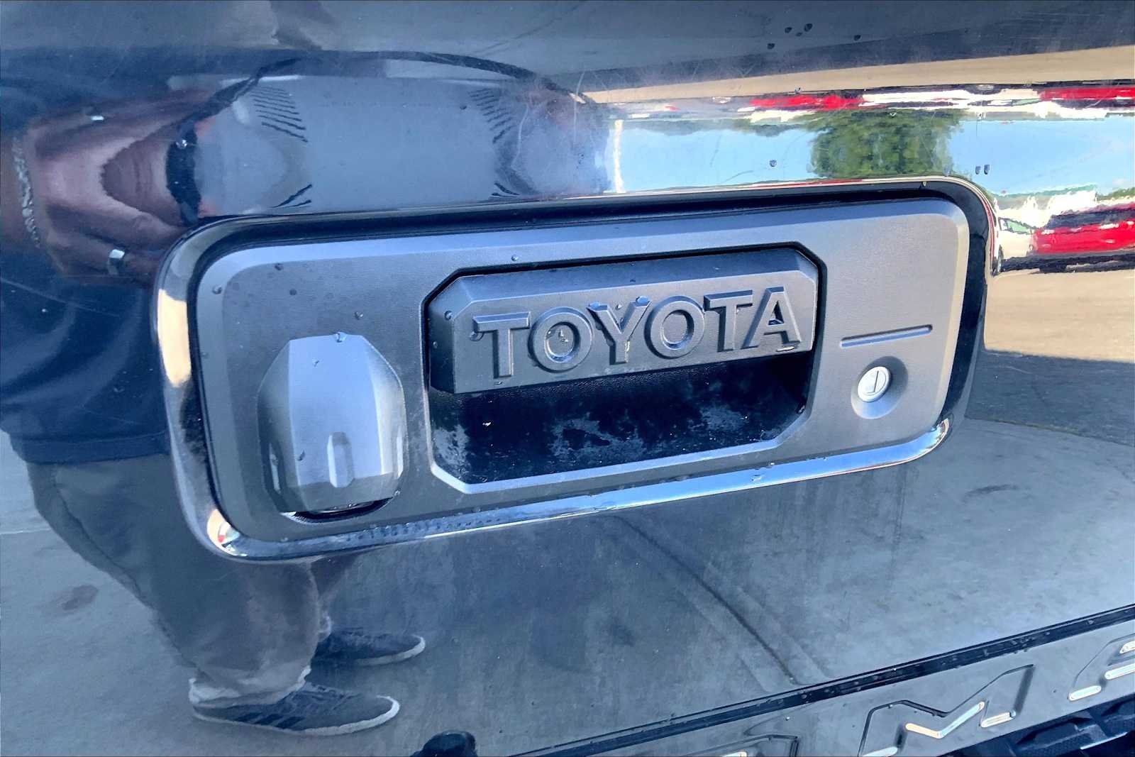 Used 2019 Midnight Black Metallic Toyota SR5 image 32