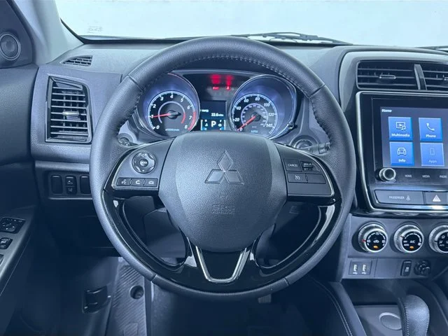 Used 2023 White Mitsubishi SE image 13