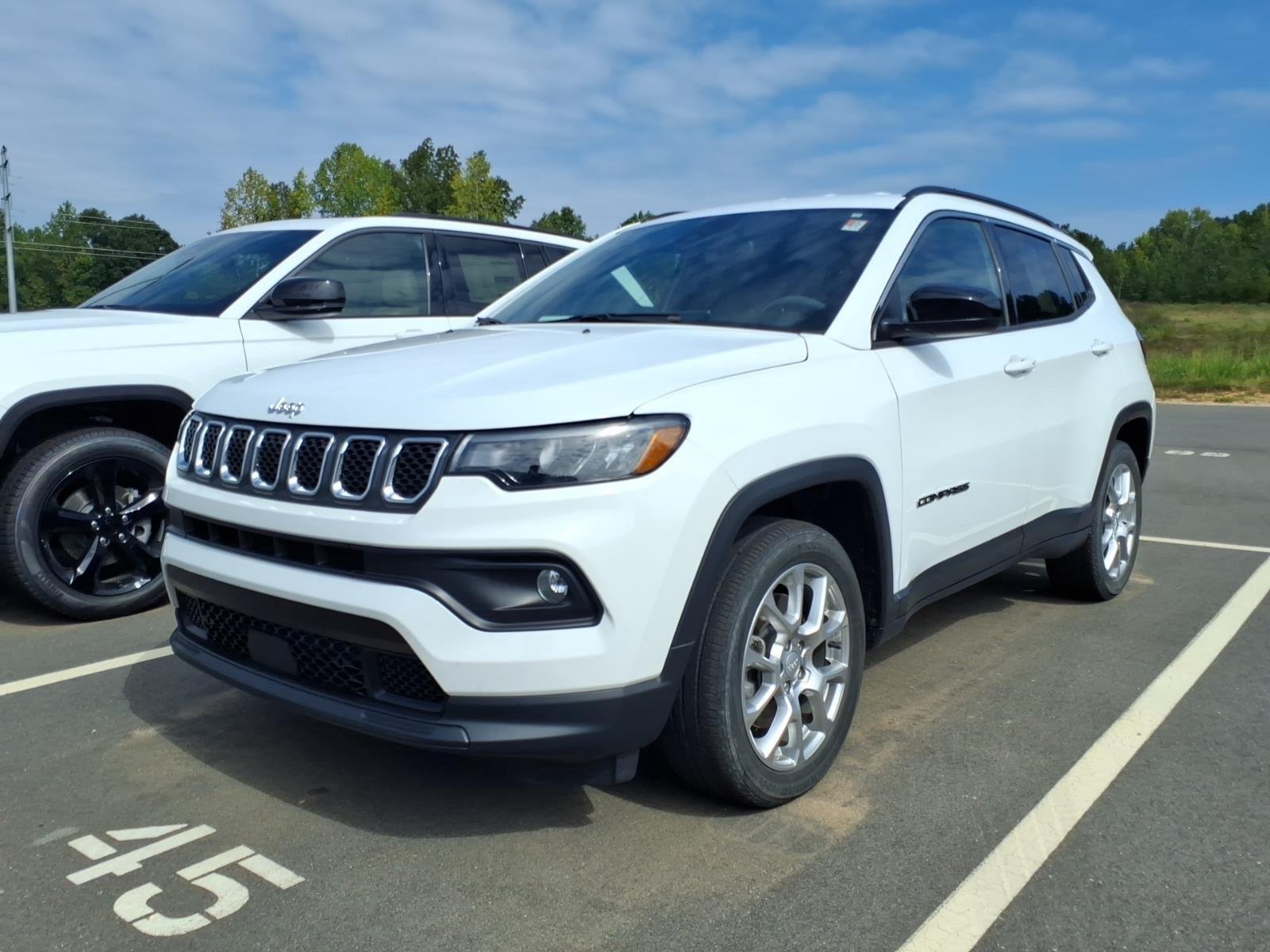 Used 2024 Bright White Clearcoat Jeep Latitude Lux image 20