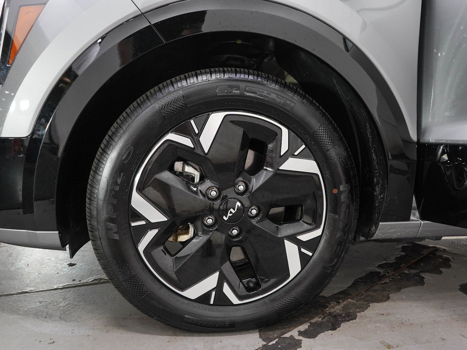 Used 2024 Steel Gray Kia Wind image 30