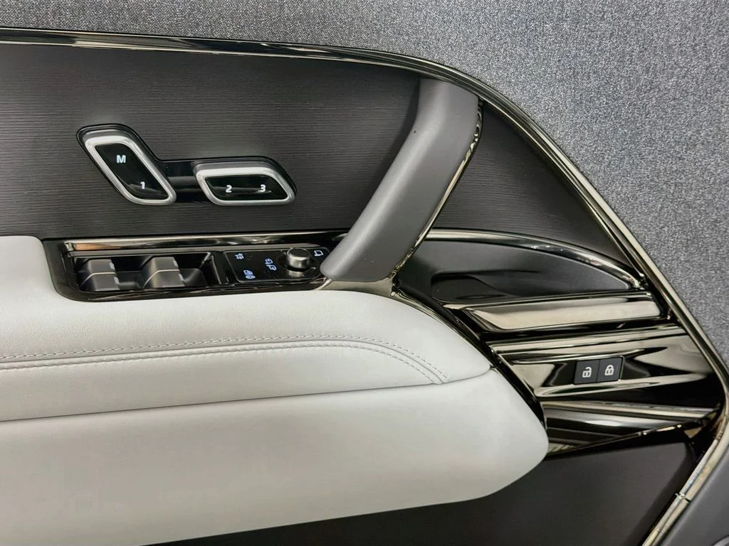 New 2026 Santorini Black Land Rover SE image 18
