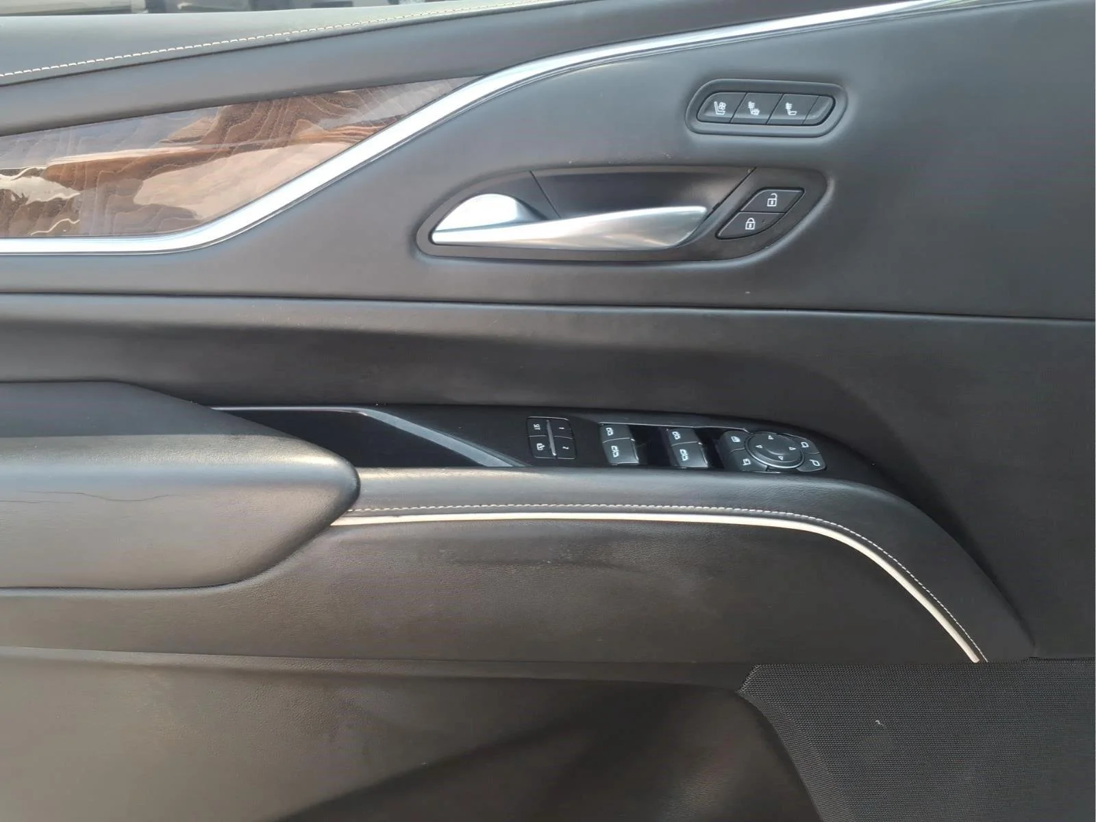 Used 2021 CRYSTAL WHITE TRICOAT Cadillac Sport Platinum image 18
