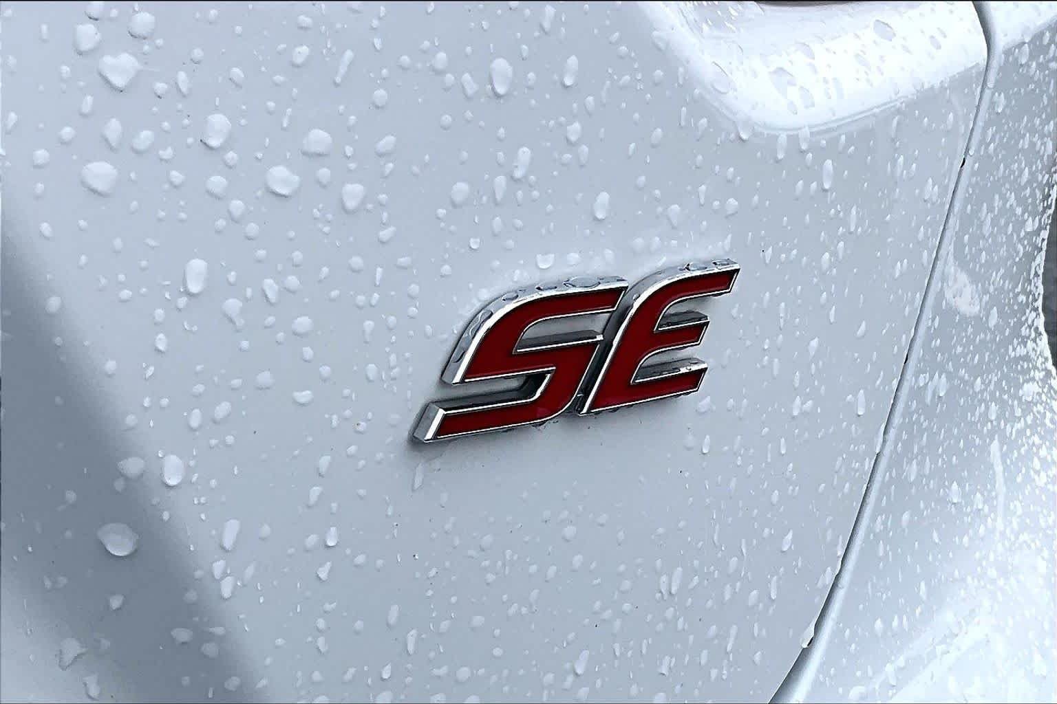 Used 2025 Ice Cap Toyota SE image 10