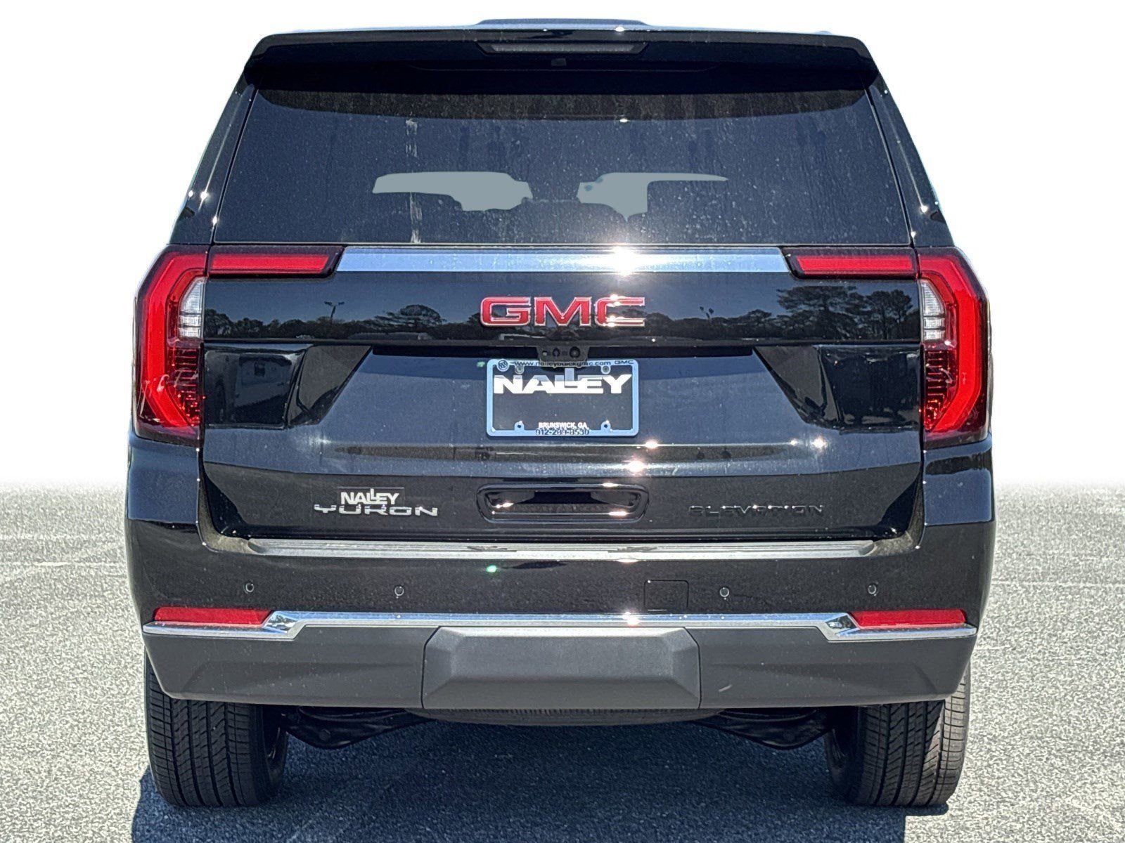 Used 2025 Onyx Black GMC 4WD 4dr Elevation image 29